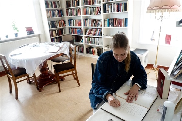 Women’s Book Lounge